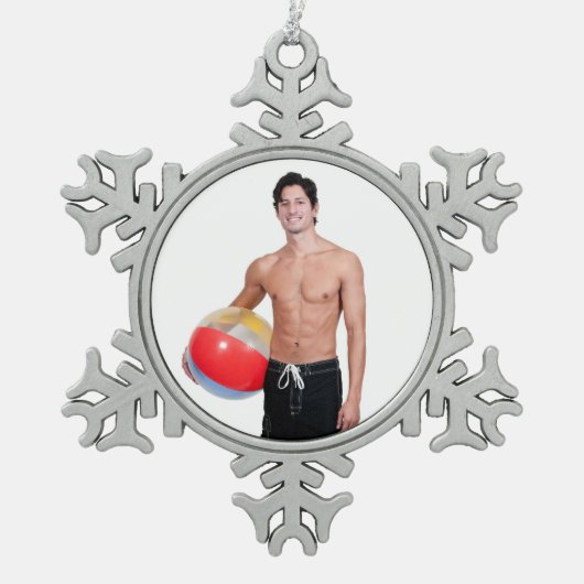 ホットガイセクシーシルレスショートパンツビーチボールマッスル スノーフレークピューターオーナメント (正面)