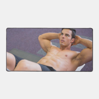 ホットガイセクシー裸の胸筋の男性エクササイズ デスクマット