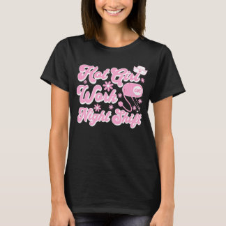ホットガールワーク夜勤レトロピンク看護師名言 Tシャツ