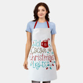 ホットココアとクリスマスムービーモダンタイポグラフィ エプロン (着用した状態)