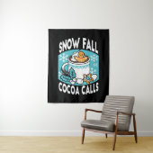 ホットココアと冬のチャーム – 雪秋ココアコール タペストリー (インサイチュ)