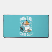 ホットココアと冬のチャーム – 雪秋ココアコール デスクマット (正面)