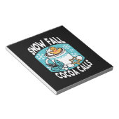 ホットココアと冬のチャーム – 雪秋ココアコール ノートパッド (アングル)