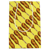 ホットコーンドッグコーンドッグイエローマスタードジャンクフード ミディアムペーパーバッグ (正面)