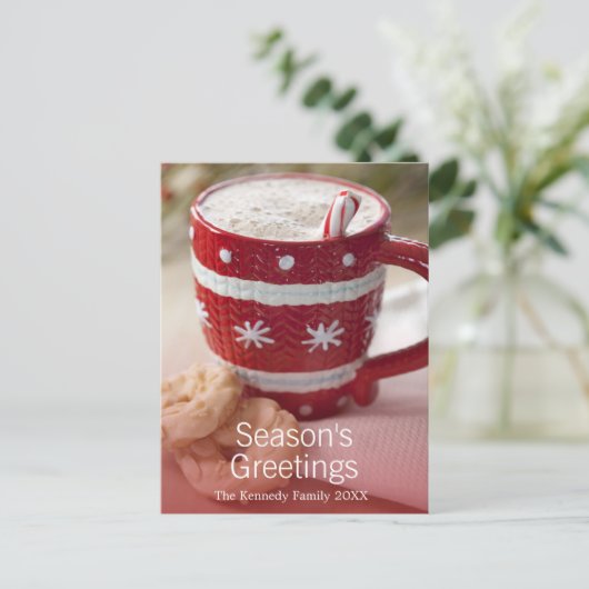 ホットチョコレートのクッキーとマグカップのクローズアップ ポストカード (スタンド正面)