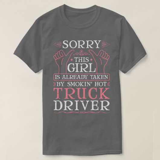 ホットトラックドライバーの妻ガールフレンドのトラック運転手 Tシャツ (デザイン正面)