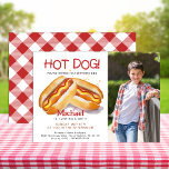 ホットドッグフォト誕生日招待状- Kids Backyard 招待状<br><div class="desc">ホットドッグをテーマにした誕生日お祝いの招待状でグリルの味わい深い写真をキックオフ！赤はっきりしたと黄色の色、よくはしゃぐタイポグラフィ、宇宙を子供の写真に合わせ、この招待状は裏庭のクックアウト、夏のピクニック、BBQ誕生日パーティーに最適。パーティー詳細でパーソナライズし、おもしろいを起動する準備をする！</div>