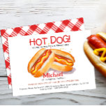 ホットドッグ誕生日パーティーへの招待 – Kids Backyard 招待状<br><div class="desc">このホットドッグをテーマにした誕生日パーティーの招待状で、スタイルでグリルと招待状のゲストを起動！タイポグラフィ、赤よくはしゃぐと黄色のアクセント鮮やかと、おもしろいフランクフルターイラストレーションを搭載し、この招待状は子供のバックヤードBBQ、夏のピクニック、焼き出しバースデーバッシュに最適である。お客様のパーティー詳細でパーソナライズし、風味の詰まったお祝いを準備！</div>