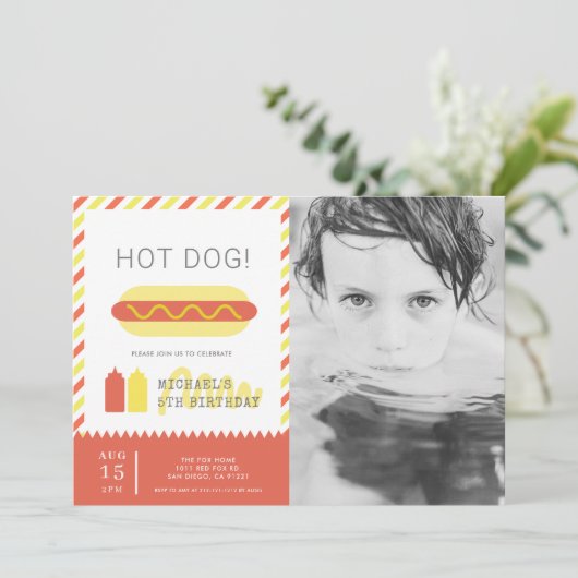 ホットドッグ!赤モダンと黄色のキッズフォト誕生日 招待状 (スタンド正面)