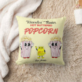 ホットバター入りポップコーンを持つ家族向け映画館 クッション (ブランケット)