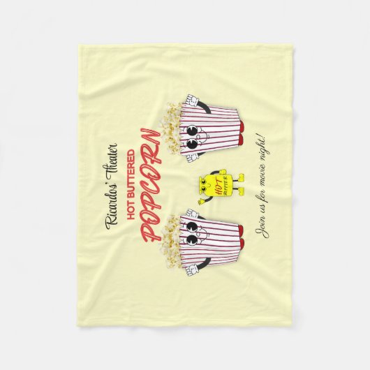 ホットバター入りポップコーンを持つ家族向け映画館 フリースブランケット (正面)