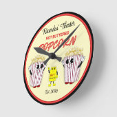 ホットバター入りポップコーンを持つ家族向け映画館 ラウンド壁時計 (傾斜)