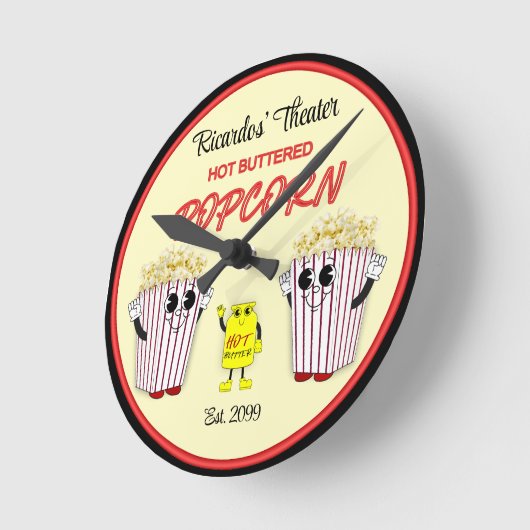 ホットバター入りポップコーンを持つ家族向け映画館 ラウンド壁時計 (傾斜)