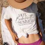 ホットバチェロレッテサマーカスタムバチェロレッテ Tシャツ<br><div class="desc">夏のバチェロレッテ休暇に合わせたTシャツは、トレンディータイポグラフィの「暑いバチェロレッテの夏」を特徴とし、その下に文字の列が並カスタムび、目的地と年とともに表示される。</div>