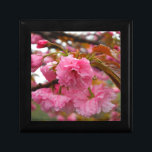 ホットピンクさくらんぼ花 ギフトボックス<br><div class="desc">ホットピンクのさくらんぼ花の花撮影サンディクロス湖の矢印ピンク、花、花、フローラ、春、さくらんぼ、さくらんぼ、庭園、結婚結婚式、</div>