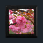 ホットピンクさくらんぼ花 ギフトボックス<br><div class="desc">ホットピンクのさくらんぼ花の花撮影サンディクロス湖の矢印ピンク、花、花、フローラ、春、さくらんぼ、さくらんぼ、庭園、結婚結婚式、</div>