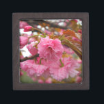ホットピンクさくらんぼ花 ギフトボックス<br><div class="desc">ホットピンクのさくらんぼ花の花撮影サンディクロス湖の矢印ピンク、花、花、フローラ、春、さくらんぼ、さくらんぼ、庭園、結婚結婚式、</div>
