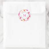 ホットピンクとオレンジ色の水色の花の茎のラベル ラウンドシール (バッグ)