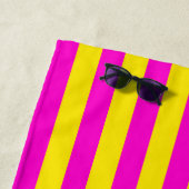 ホットピンクとカナリア色の黄色のストライプ ビーチタオル (インサイチュ)