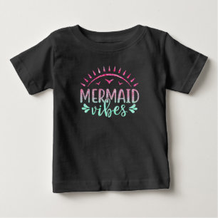 ホットピンクとグリーンのグリッター マーメイド ヴィブス ベビーTシャツ