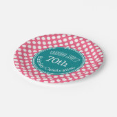 ホットピンクとティール(緑がかった色)の水玉模様とカスタムモノグラム ペーパープレート (アングル)