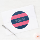 ホットピンクとネイビーモダングのストライプ名前つきラグビー ラウンドシール (封筒)