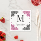 ホットピンクとブラックのフローラレースモノグラム結婚ズ スタンダードカクテルナプキン (インサイチュ)