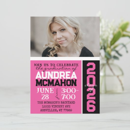 ホットピンクとブラックのモダン卒業写真 招待状 (スタンド正面)