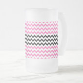 ホットピンクとブラックシェブロンby Shirley Taylor フロストグラスビールジョッキ (正面右)