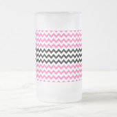 ホットピンクとブラックシェブロンby Shirley Taylor フロストグラスビールジョッキ (中央)