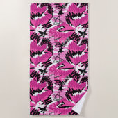 ホットピンクのカオス – 明るいピンクの熱帯 ビーチタオル (正面)