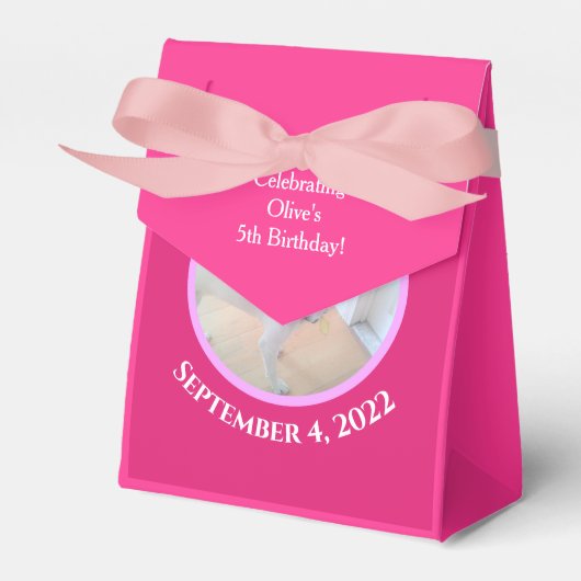 ホットピンクのスカーフを巻いたかわいい子犬の写真 フェイバーボックス (正面サイド)