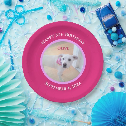 ホットピンクのスカーフを巻いたかわいい子犬の写真 ペーパープレート (パーティー)