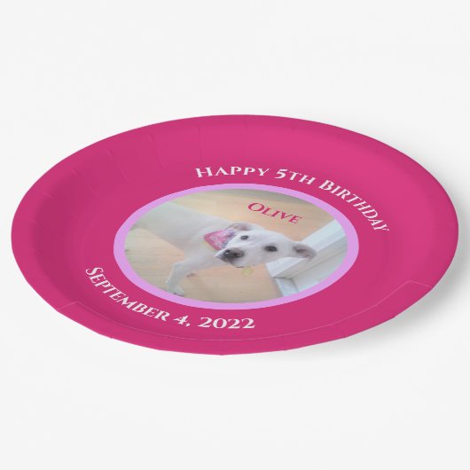 ホットピンクのスカーフを巻いたかわいい子犬の写真 ペーパープレート (アングル)