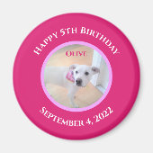 ホットピンクのスカーフを巻いたかわいい子犬の写真 マグネット (正面)