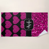 ホットピンクのハートフェイクスパークルズパターンモノグラム ビーチタオル (正面)
