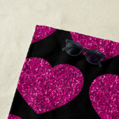 ホットピンクのハートフェイクスパークルズパターンモノグラム ビーチタオル (インサイチュ)