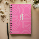 ホットピンクのブロックされたスパイラルウィークリー プランナー手帳<br><div class="desc">2025シンプル年の数字を丸めた数字の背景と誇張された数字を特徴とする年/週のプランナーを超える個人文房具。年間プランナー（12ヶ月）のオープンな月次概要と週次計画シート。色のキュレーションされた選択でモダン覆う。特別な連絡色の組み合わせのパーソナライズまたは作成の支援のために。</div>