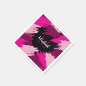 ホットピンクの名前とモノグラムのブラシストロークの色合い スタンダードカクテルナプキン (角)