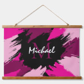 ホットピンクの名前とモノグラムのブラシストロークの色合い 吊り下げ型タペストリー (正面)