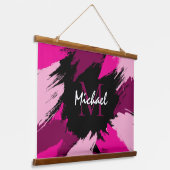 ホットピンクの名前とモノグラムのブラシストロークの色合い 吊り下げ型タペストリー (傾斜あり)