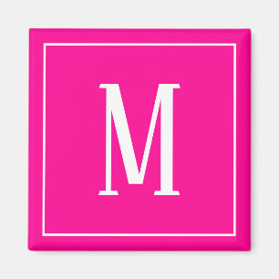 ホットピンクの四角マグネットに白のモノグラム マグネット