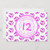 ホットピンクの女の子のカスタムバレーボール誕生日パーティー 招待状 (裏面)