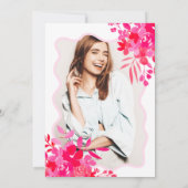 ホットピンクの波状フレームレッドピンクフローラ卒業 招待状 (裏面)