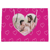 ホットピンクの白いハート写真バレンタインデー ラージペーパーバッグ (正面)