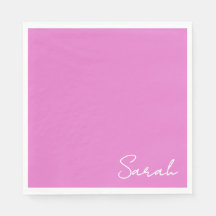 ホットピンクの紙ナプキンと名前