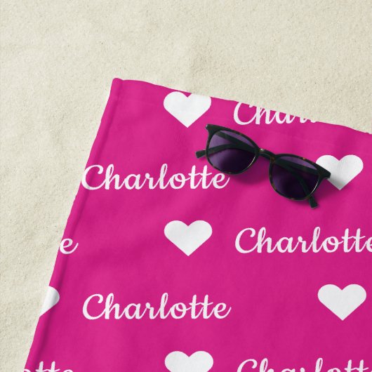 ホットピンクの繰り返し名前スクリプトハートビーチタオル ビーチタオル (インサイチュ)