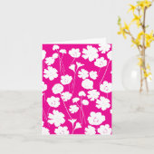 ホットピンクの背景に白い花を色付けする誕生日カード カード (黄色い花)