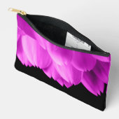 ホットピンクの花の花びらを黒に アクセサリーポーチ (見開き)
