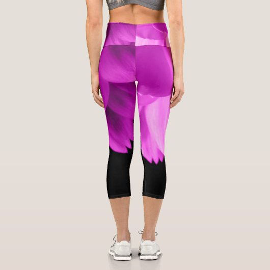 ホットピンクの花の花びらを黒に カプリレギンス (裏面)